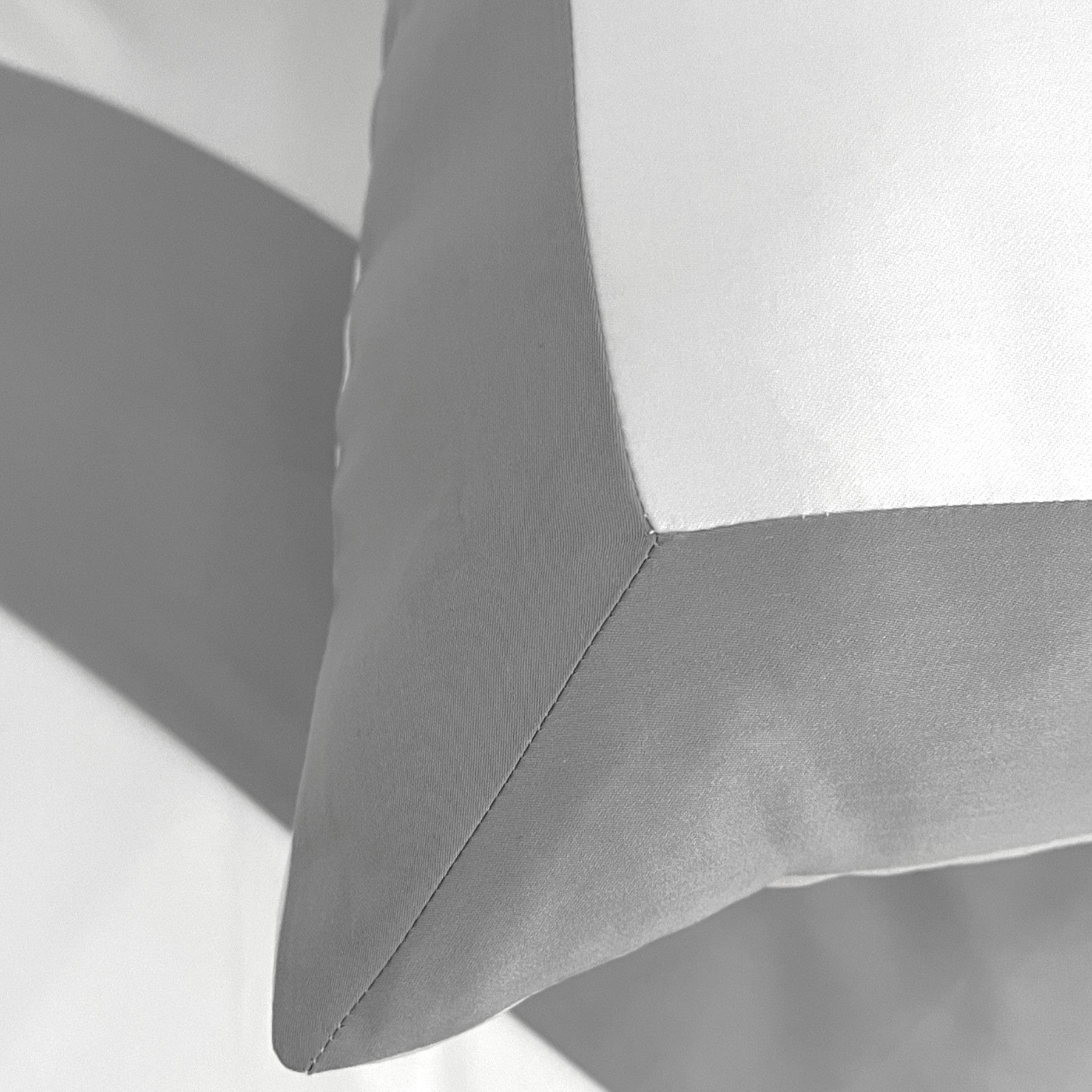 Eklipse Baumwollsatin Kissenbezug Aus Ägyptischer Baumwolle Mit 600 Fadendichte Weiße Basis Und Farbigem Rand