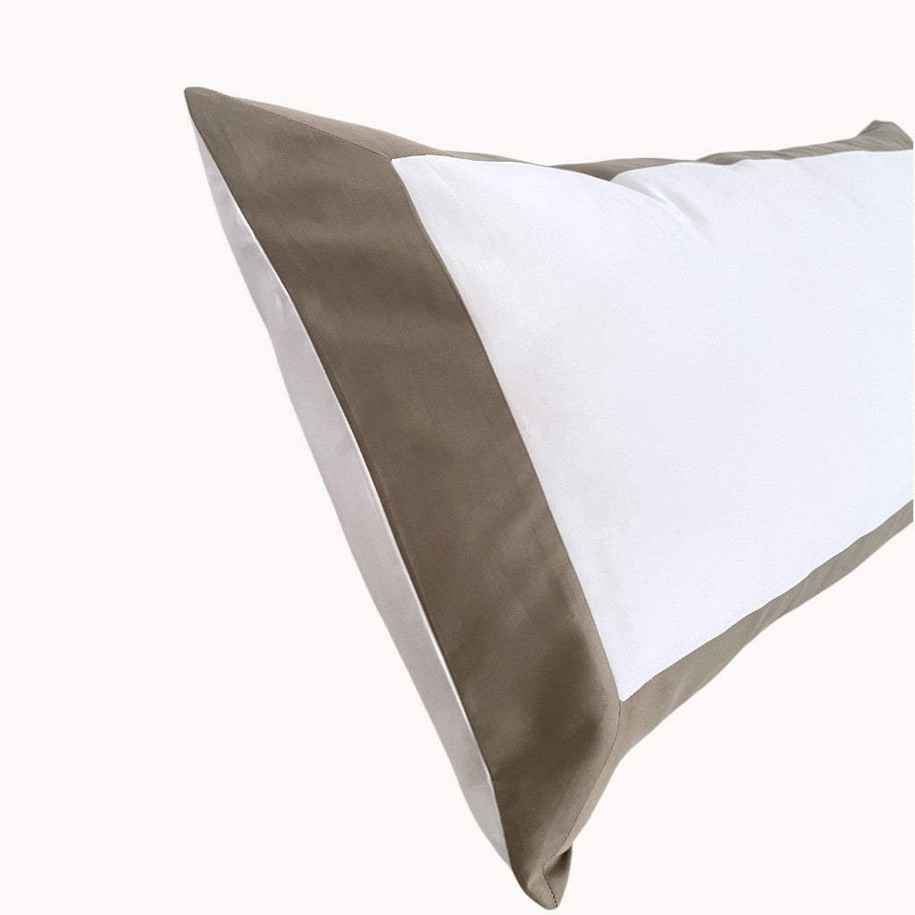 Eklipse Baumwollsatin Kissenbezug Aus Ägyptischer Baumwolle Mit 600 Fadendichte Weiße Basis Und Farbigem Rand