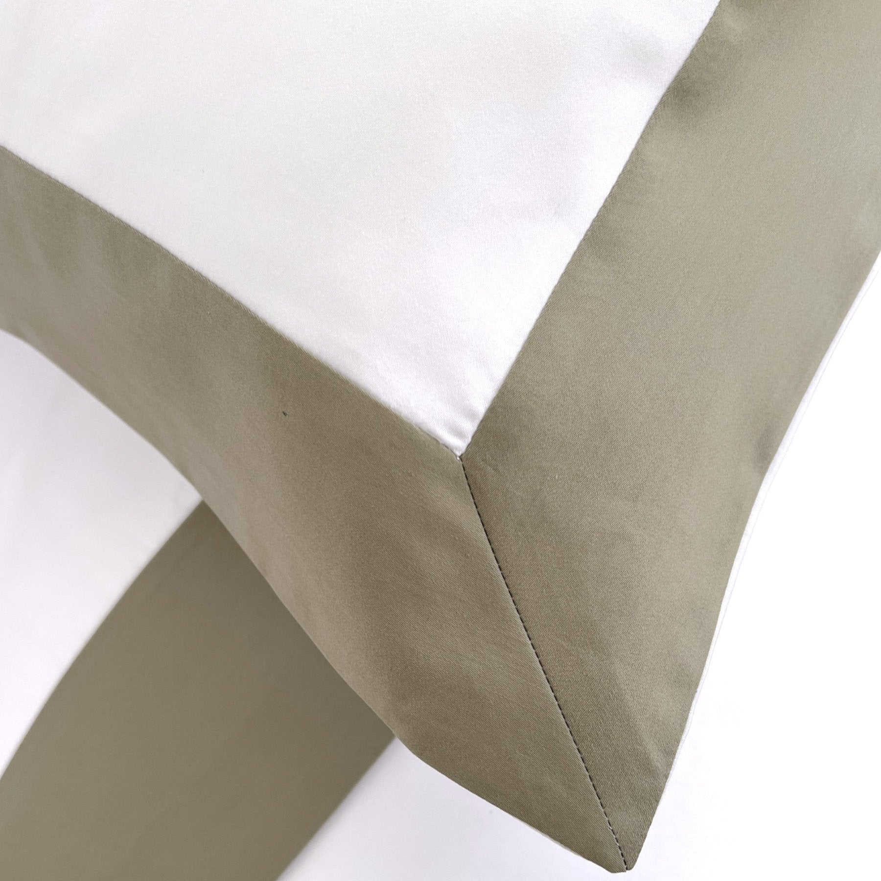 Eklipse Baumwollsatin Kissenbezug Aus Ägyptischer Baumwolle Mit 600 Fadendichte Weiße Basis Und Farbigem Rand