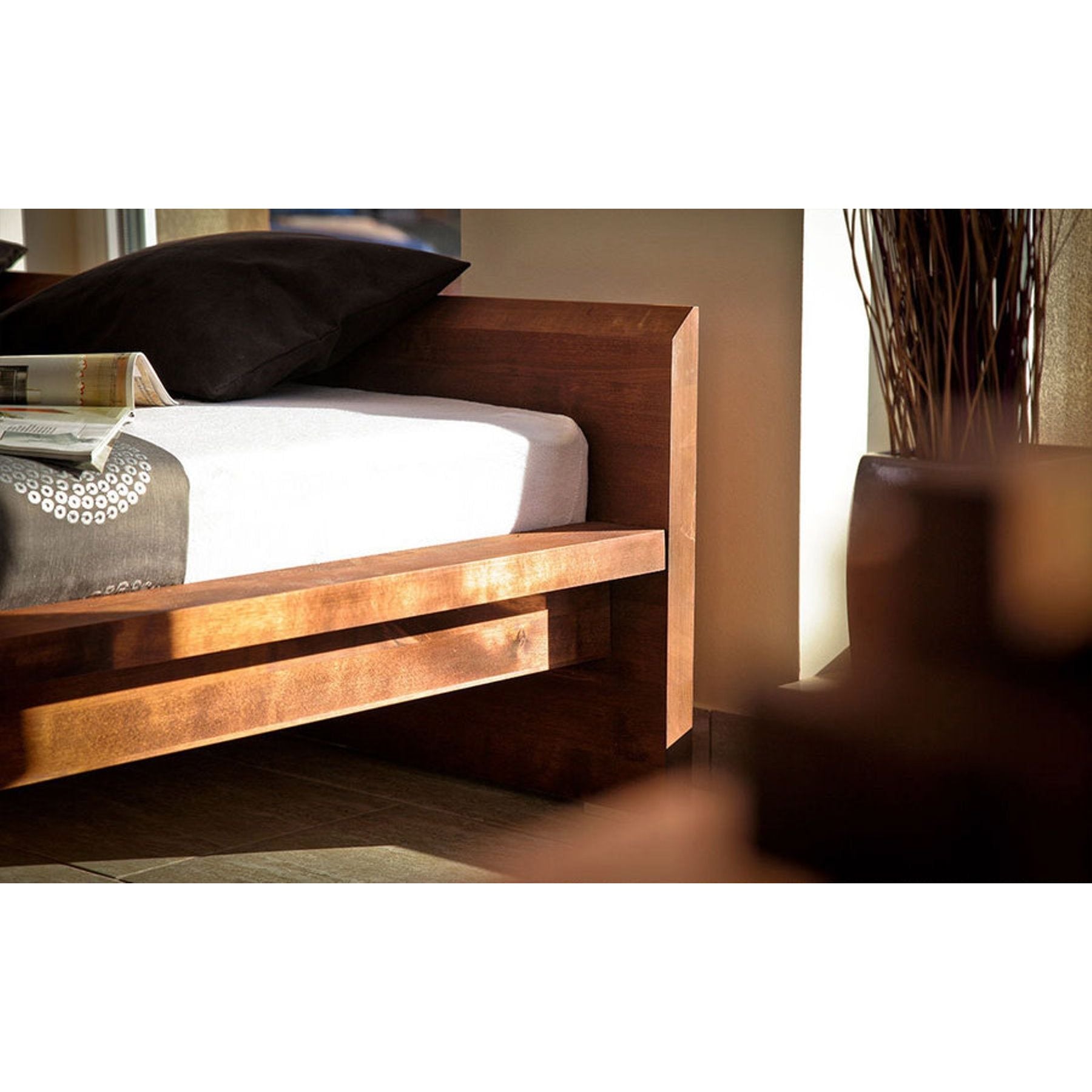 AGUZZO Massivholzbett