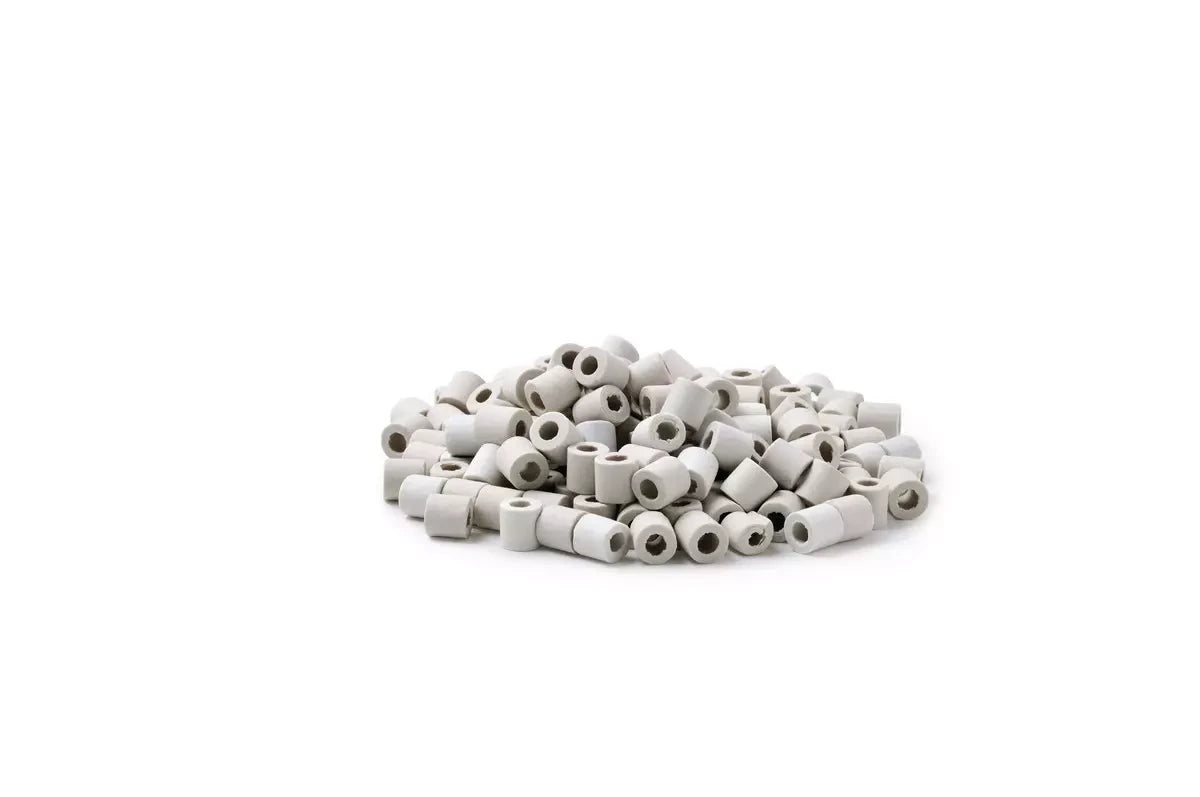 OASE BioCore 1 l INT ceramic rings for efficient filtration and bacteria colonization.