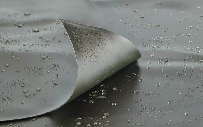 OASE AlfaFol olive 1.0 mm Jumbo / 2 x 500 m INT with water droplets on surface, showcasing its durability.