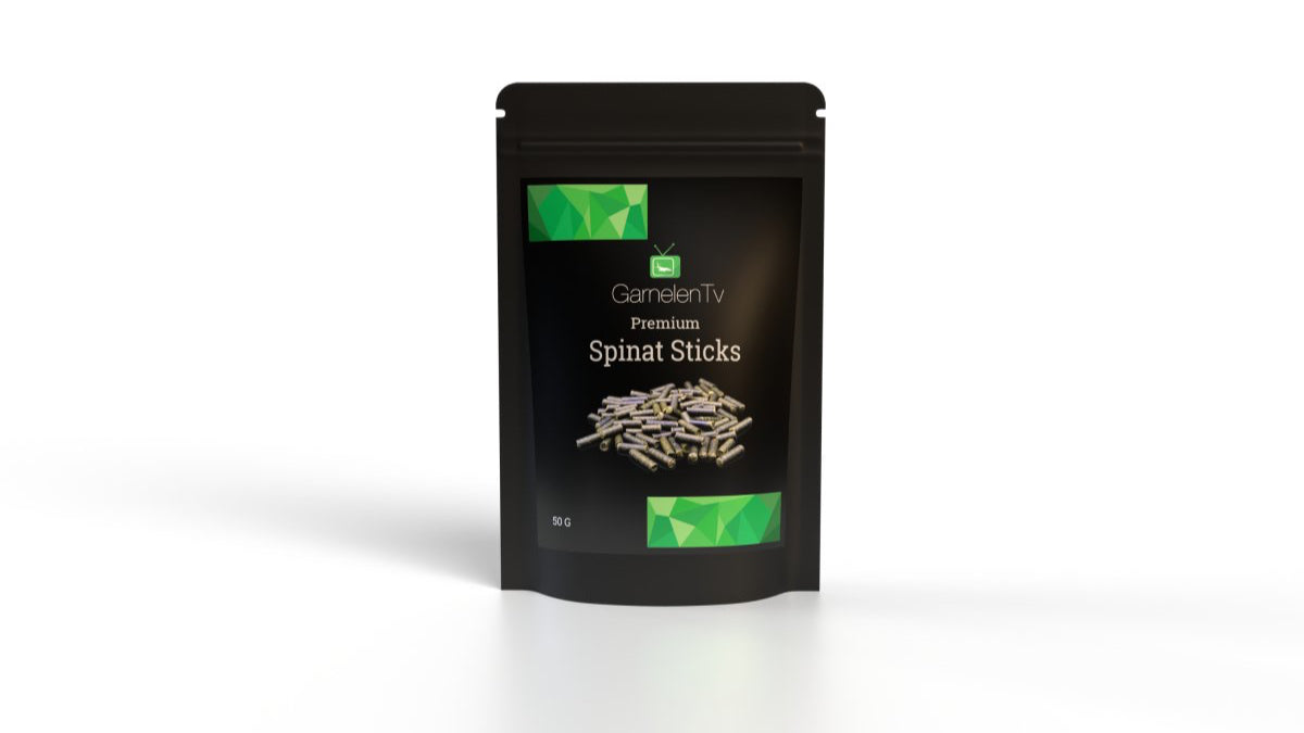 Premium Spinat Sticks 50g in einer schwarzen Verpackung, ideal für Zwerggarnelen und andere Wirbellose.